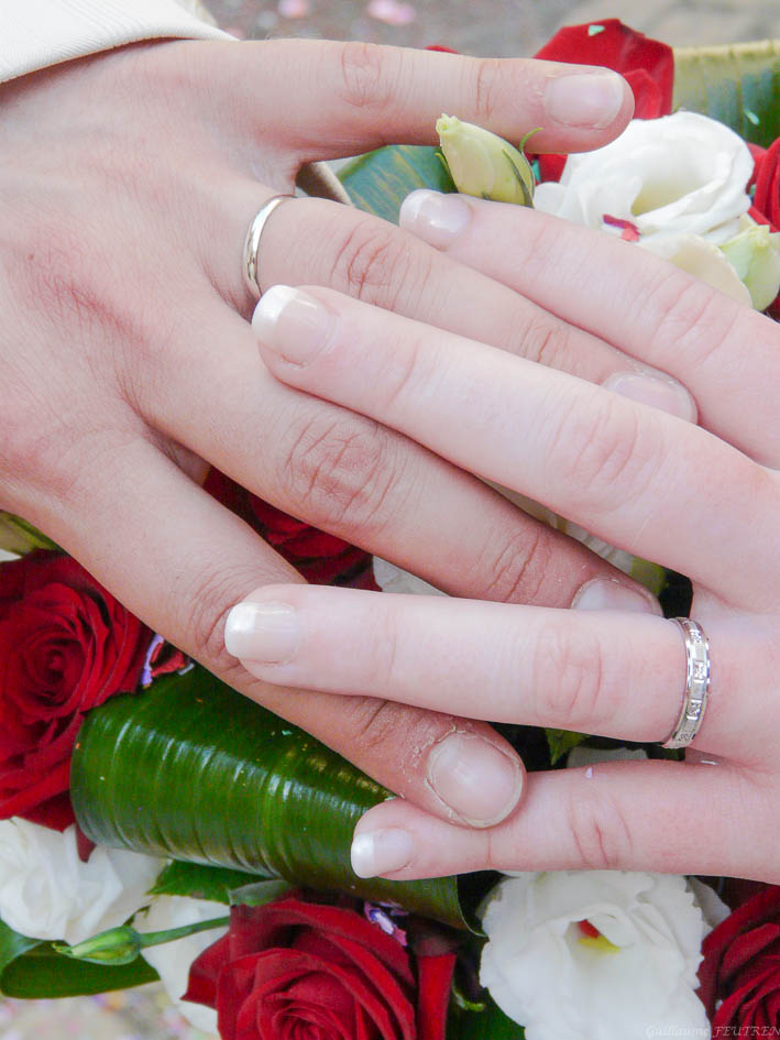 photo de mains sur un bouquet de fleurs